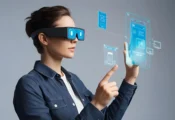 Augmented Reality başlık görseli - İnsan AR gözlüğü takarken dijital nesnelerle etkileşimde bulunuyor